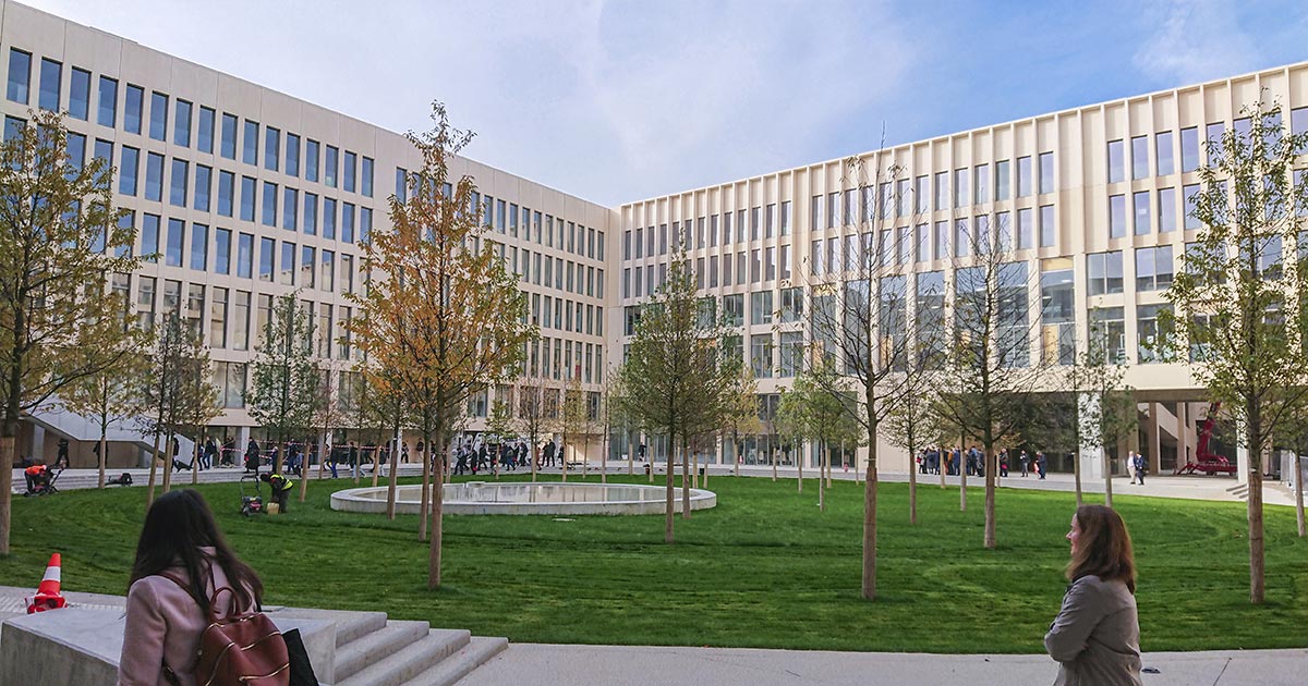 Vue du patio au centre du nouveau bâtiment de Palaiseau