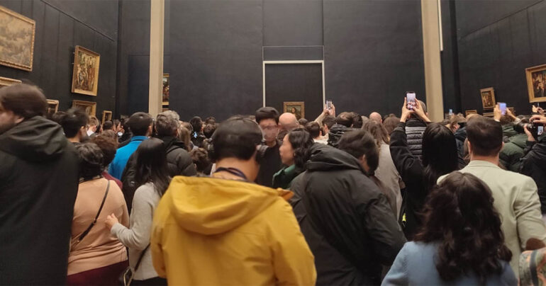Mona Lisa victime de son succès au Musée du Louvre, le 28 décembre 2024. The Conversation, CC BY-SA